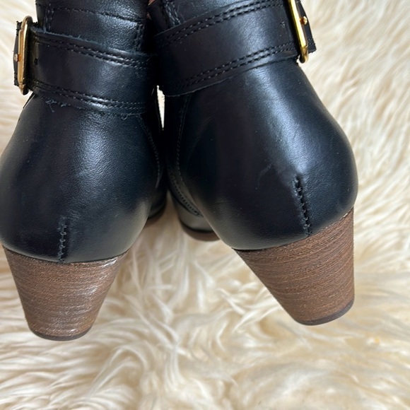 🆕 ALDO BLACK LEATHER ANKLE BOOTS WITH GOLD METAL ON THE TIP SIZE 8.5 - Picture 4 of 11